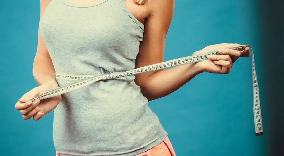 یک دختر باریک نتایج کاهش وزن را در یک هفته برطرف می کند